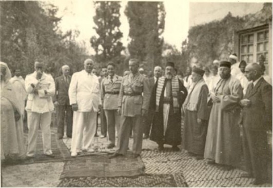 Yéhuda Benshimhon; Rabbi Yédidya Monsonégo; Rabbi Meïr Israel; Rabbi Haïm Séréro et des militaires français.jpg